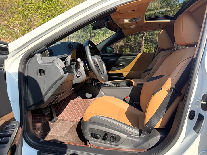 Фото 4 - Lexus ES