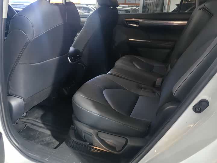 Фото 9 - Toyota Highlander