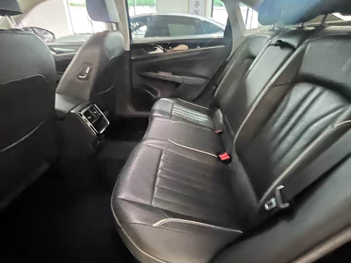 Фото 8 - Volkswagen Passat