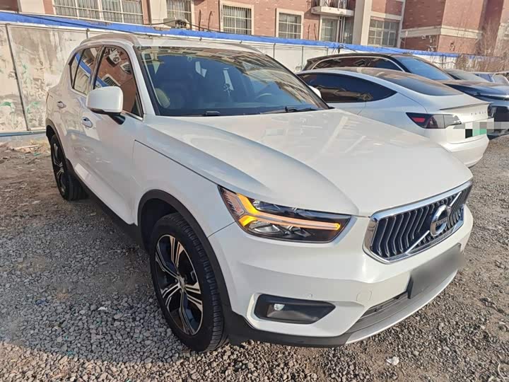 Фото 4 - Volvo XC40