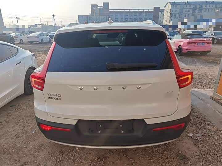 Фото 6 - Volvo XC40