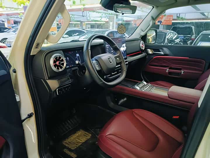 Фото 4 - Tank 300 Hybrid