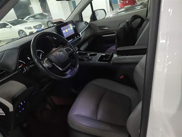 Фото 7 - Toyota Sienna