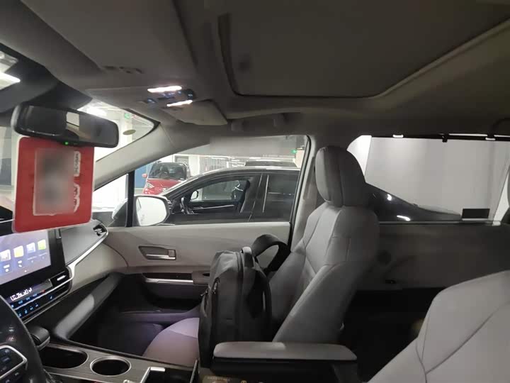 Фото 8 - Toyota Sienna