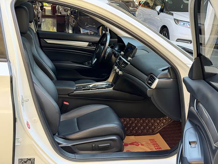 Фото 9 - Honda Accord