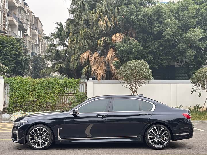 Фото 3 - BMW 7 Series