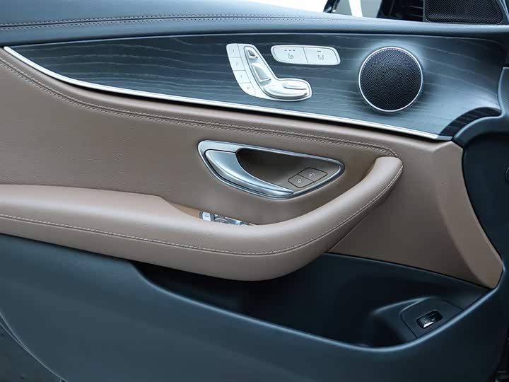 Фото 5 - Mercedes-Benz E-Class