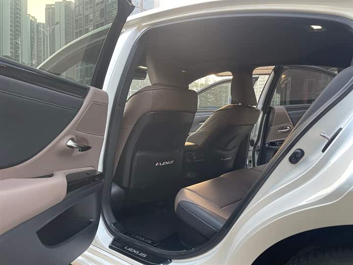 Фото 5 - Lexus ES