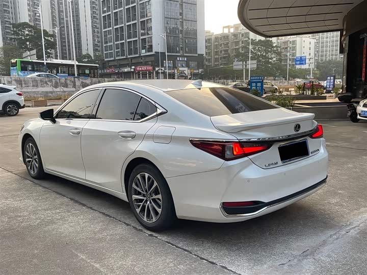 Фото 7 - Lexus ES