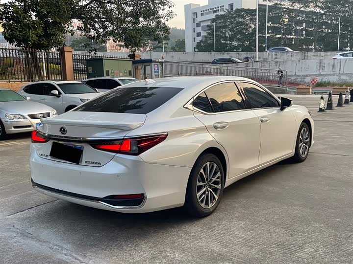 Фото 8 - Lexus ES