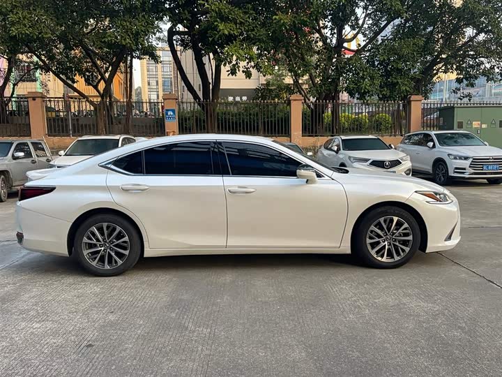 Фото 9 - Lexus ES