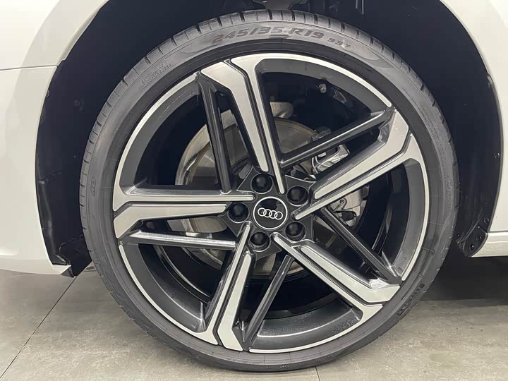 Фото 6 - Audi A4L