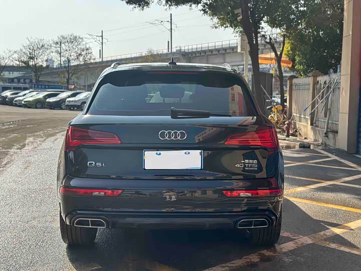 Фото 8 - Audi Q5L