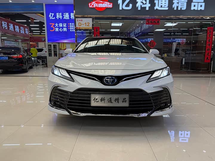 Фото 2 - Toyota Camry