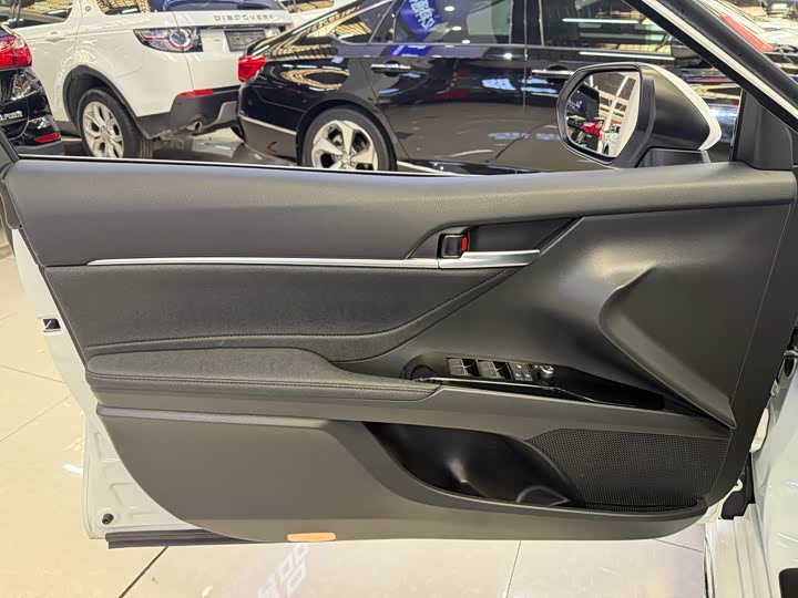 Фото 8 - Toyota Camry