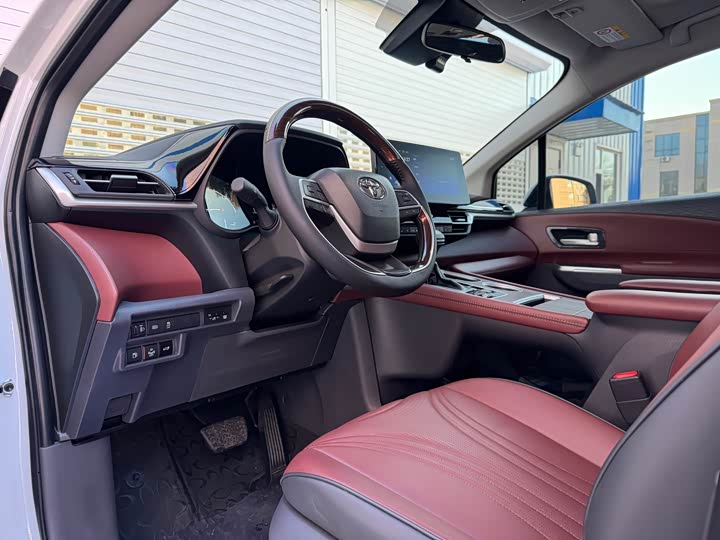 Фото 7 - Toyota Sienna