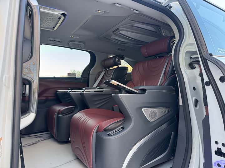 Фото 9 - Toyota Sienna