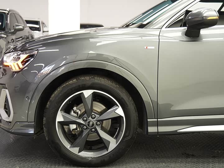 Фото 8 - Audi Q3