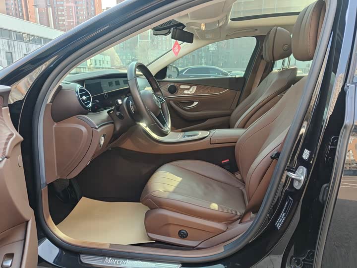 Фото 3 - Mercedes-Benz E-Class