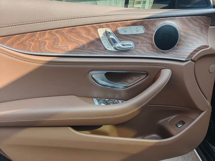 Фото 5 - Mercedes-Benz E-Class