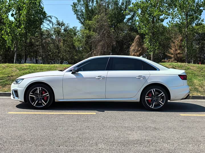 Фото 4 - Audi A4L