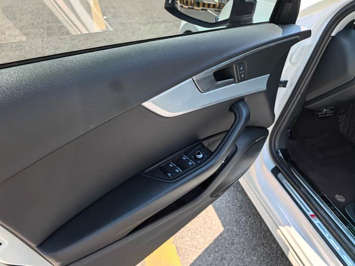 Фото 6 - Audi A4L