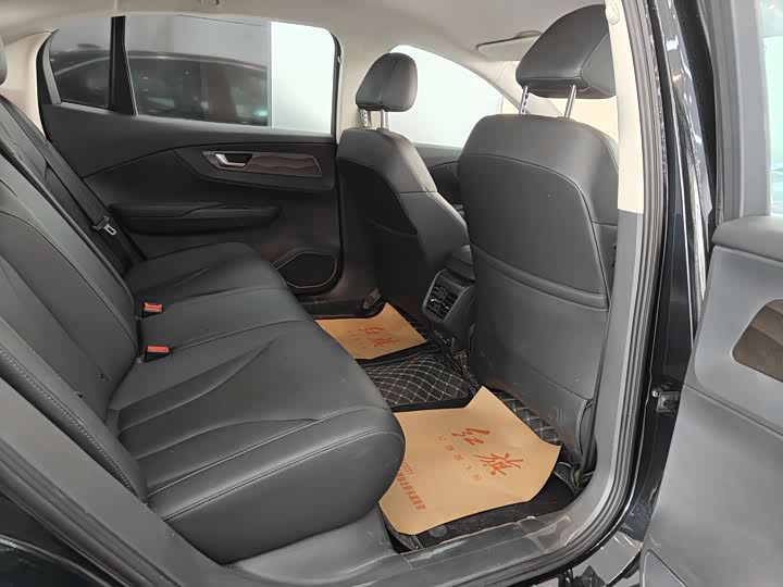 Фото 4 - Hongqi E-QM5