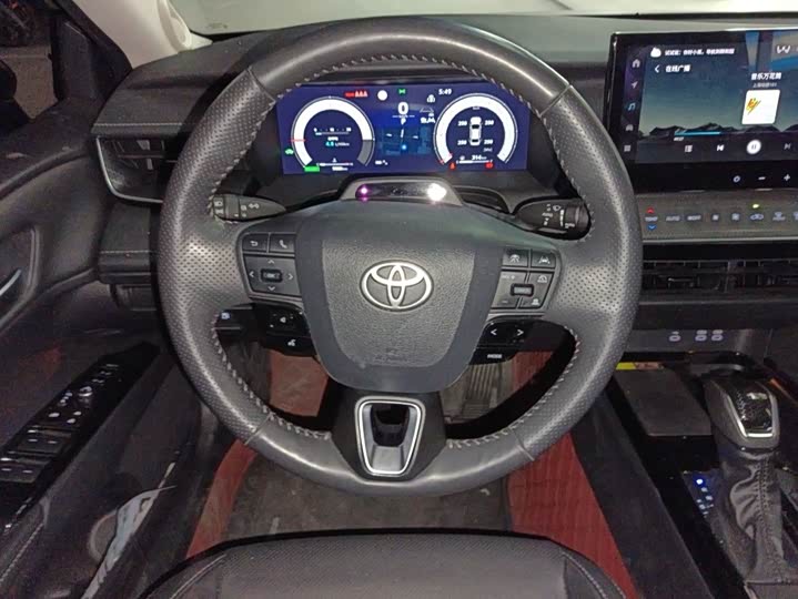 Фото 8 - Toyota Camry