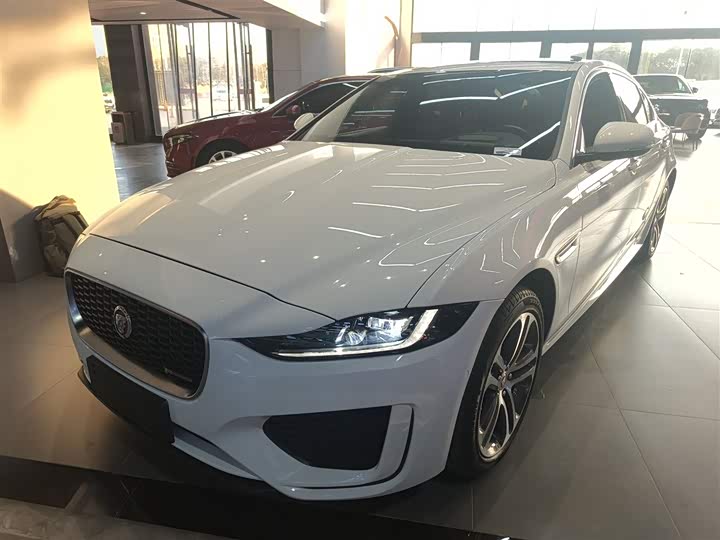 Фото 2 - Jaguar XE L