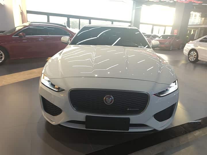 Фото 3 - Jaguar XE L