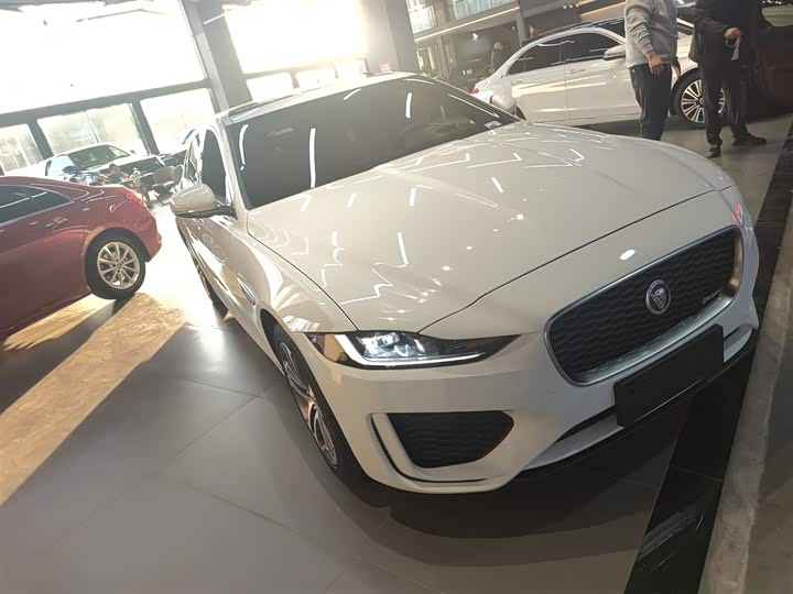 Фото 4 - Jaguar XE L
