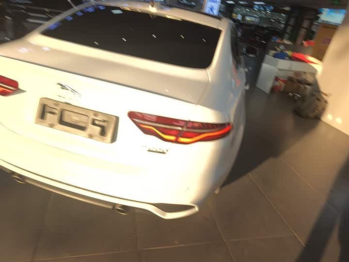 Фото 7 - Jaguar XE L