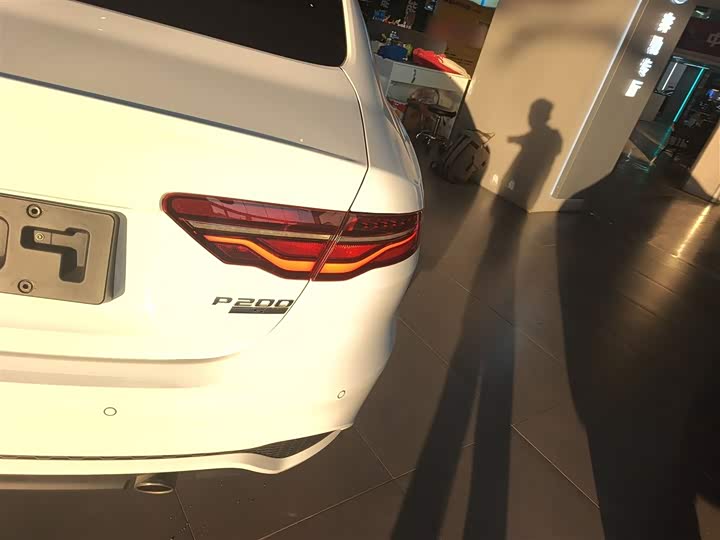 Фото 8 - Jaguar XE L