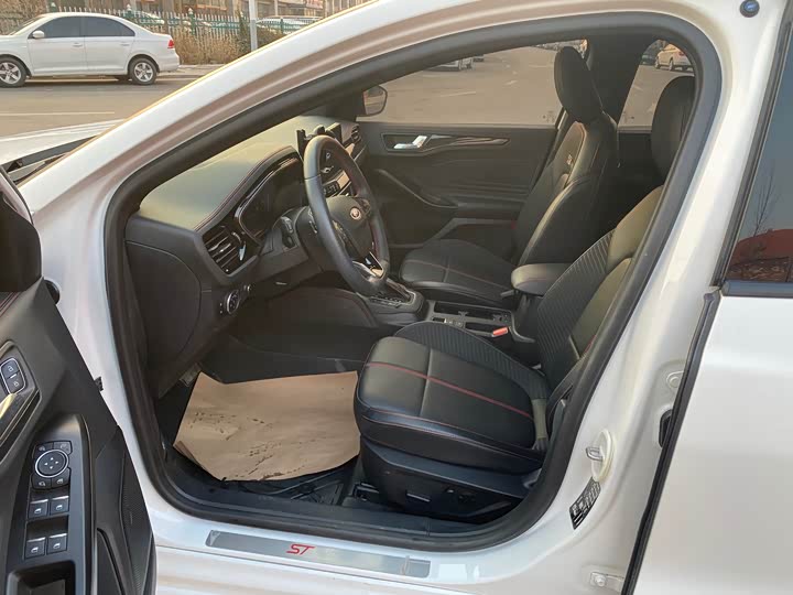 Фото 2 - Ford Focus