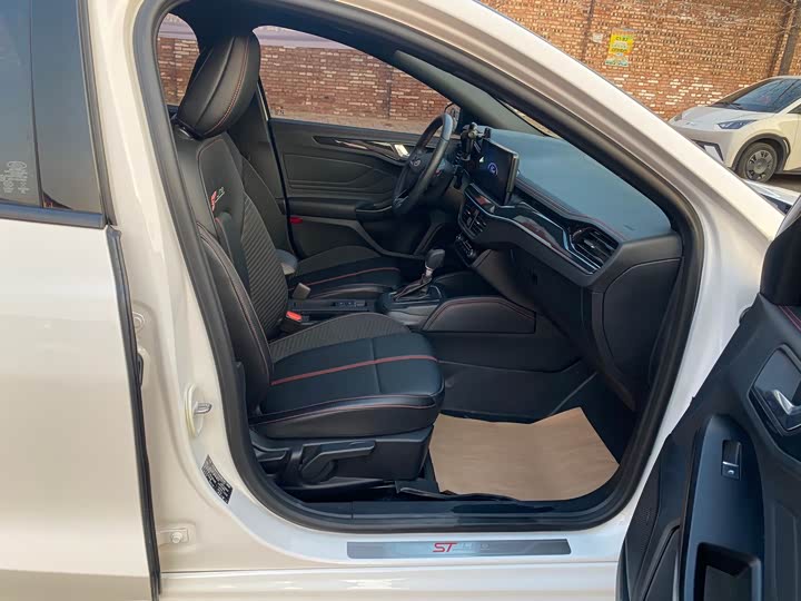 Фото 8 - Ford Focus