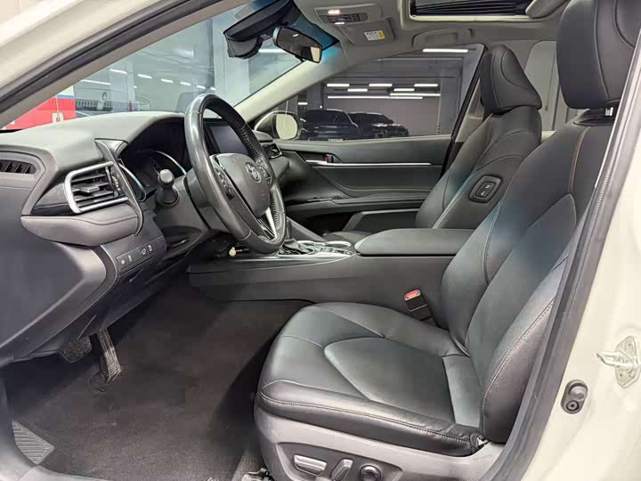 Фото 8 - Toyota Camry