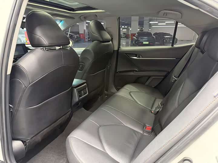 Фото 9 - Toyota Camry