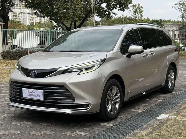 Фото 1 - Toyota Sienna