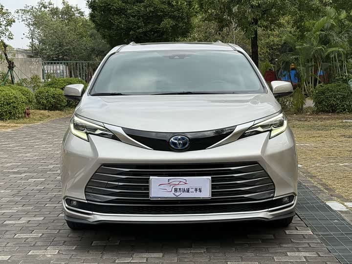 Фото 2 - Toyota Sienna