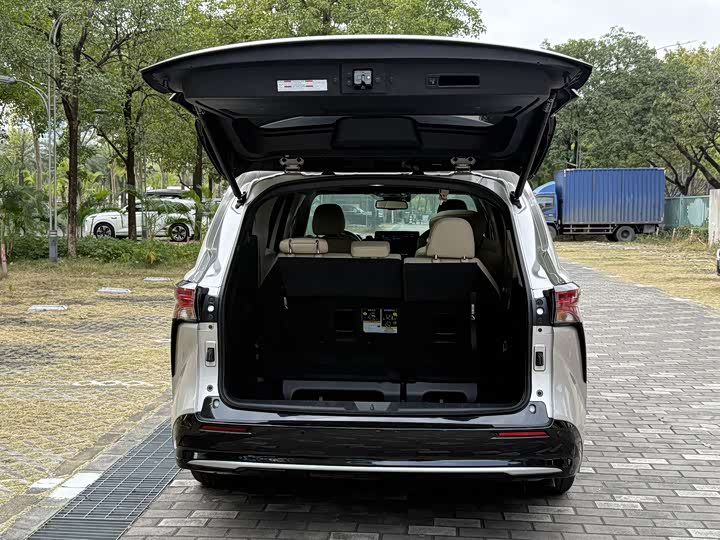 Фото 7 - Toyota Sienna