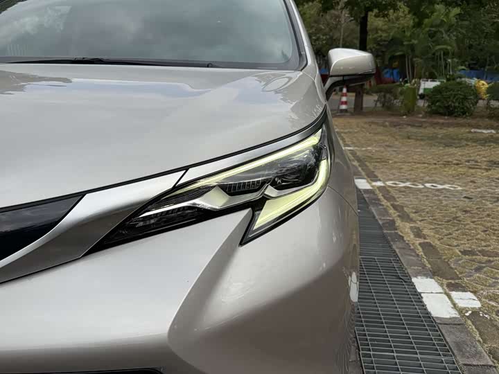 Фото 8 - Toyota Sienna