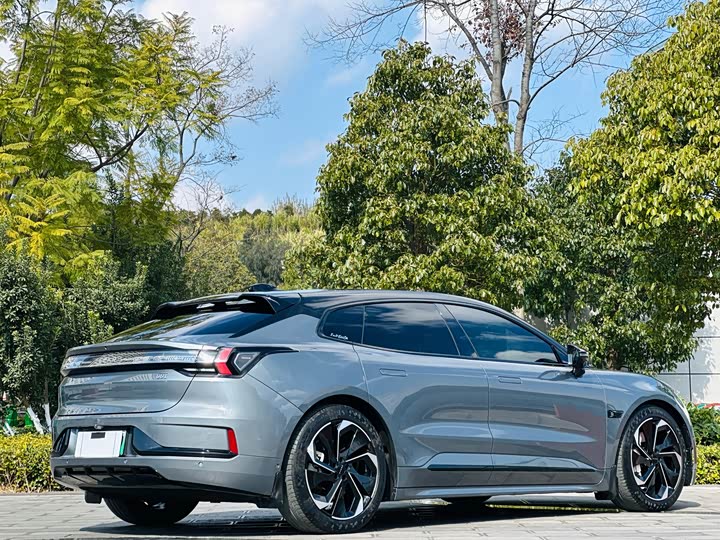 Фото 6 - Zeekr 001