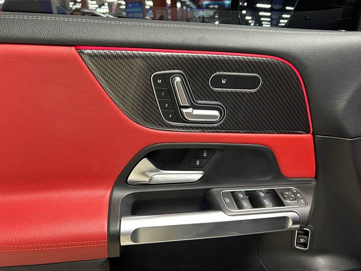 Фото 8 - Mercedes-Benz GLB-Class AMG