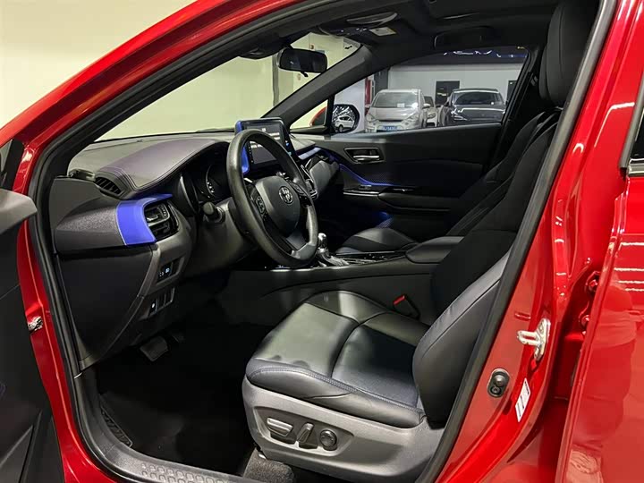 Фото 8 - Toyota C-HR