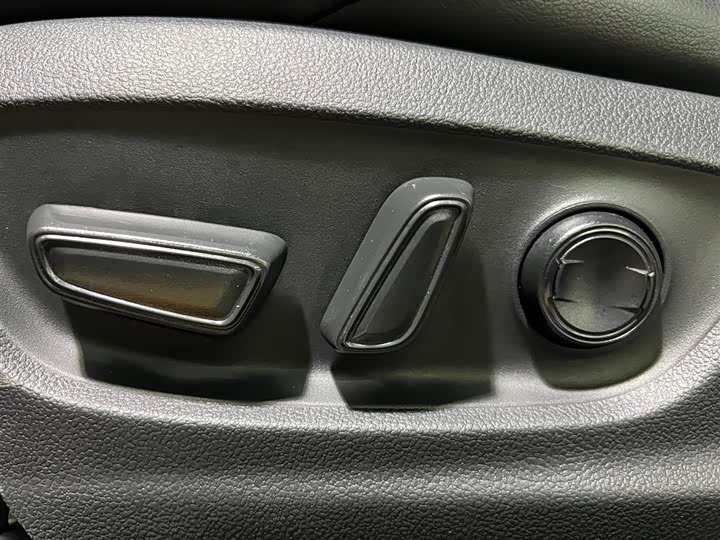 Фото 9 - Toyota C-HR