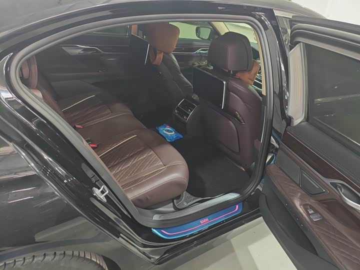 Фото 9 - BMW 7 Series