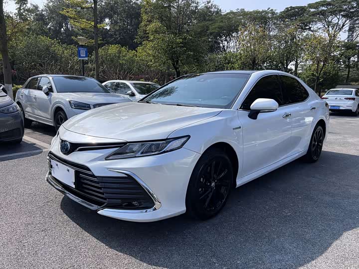 Фото 2 - Toyota Camry