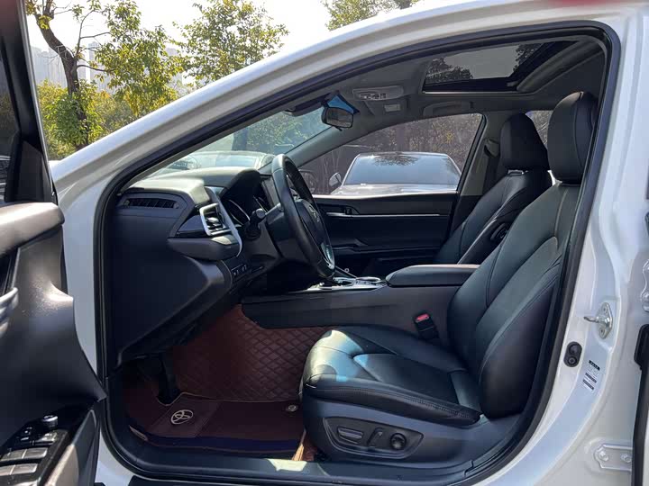 Фото 4 - Toyota Camry