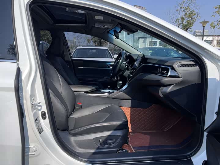 Фото 5 - Toyota Camry