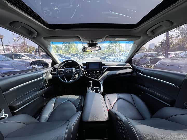 Фото 6 - Toyota Camry